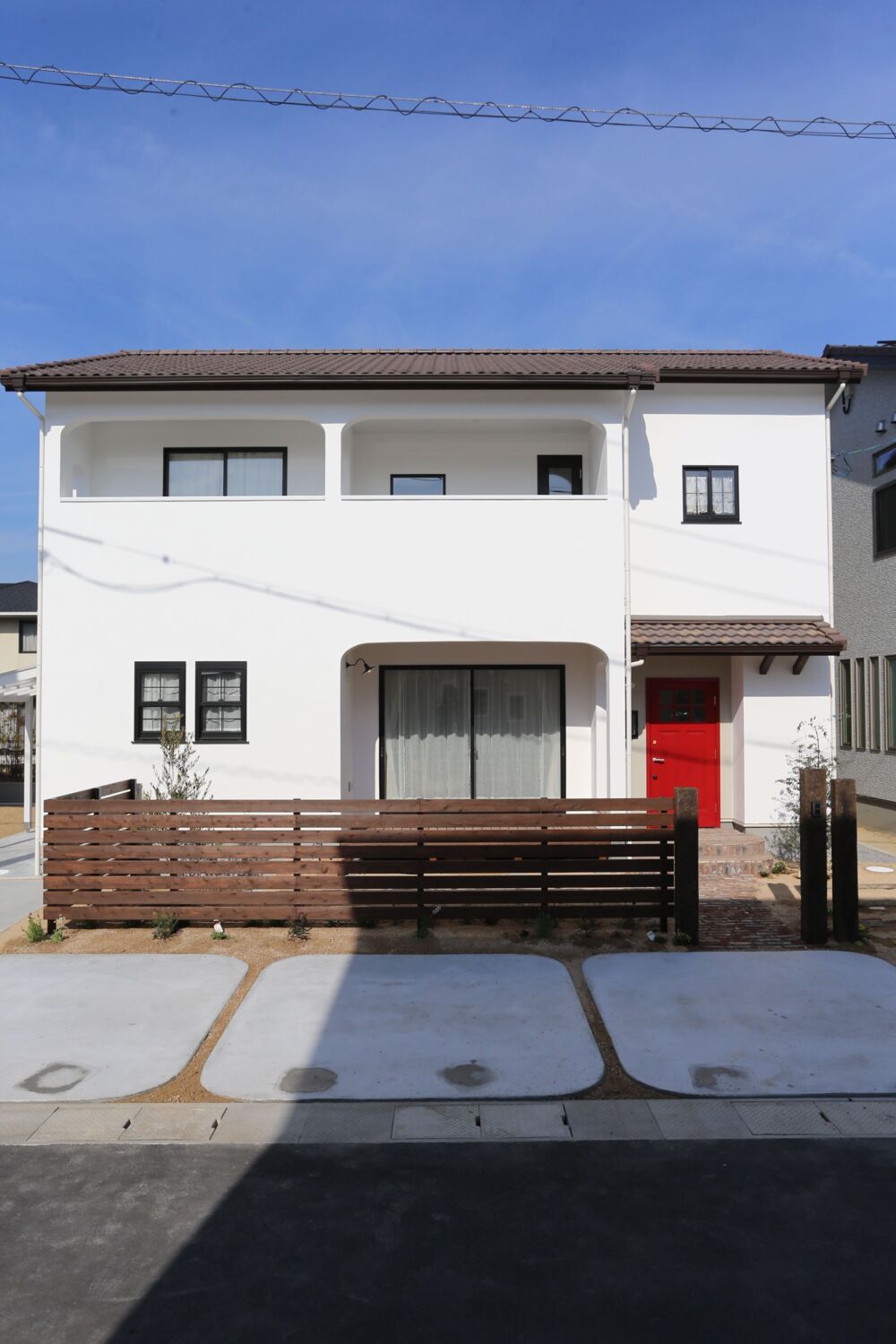 【キッチン横ダイニング】【吹抜け】【回遊動線】赤いドアが出迎える　フレンチカラーのお家