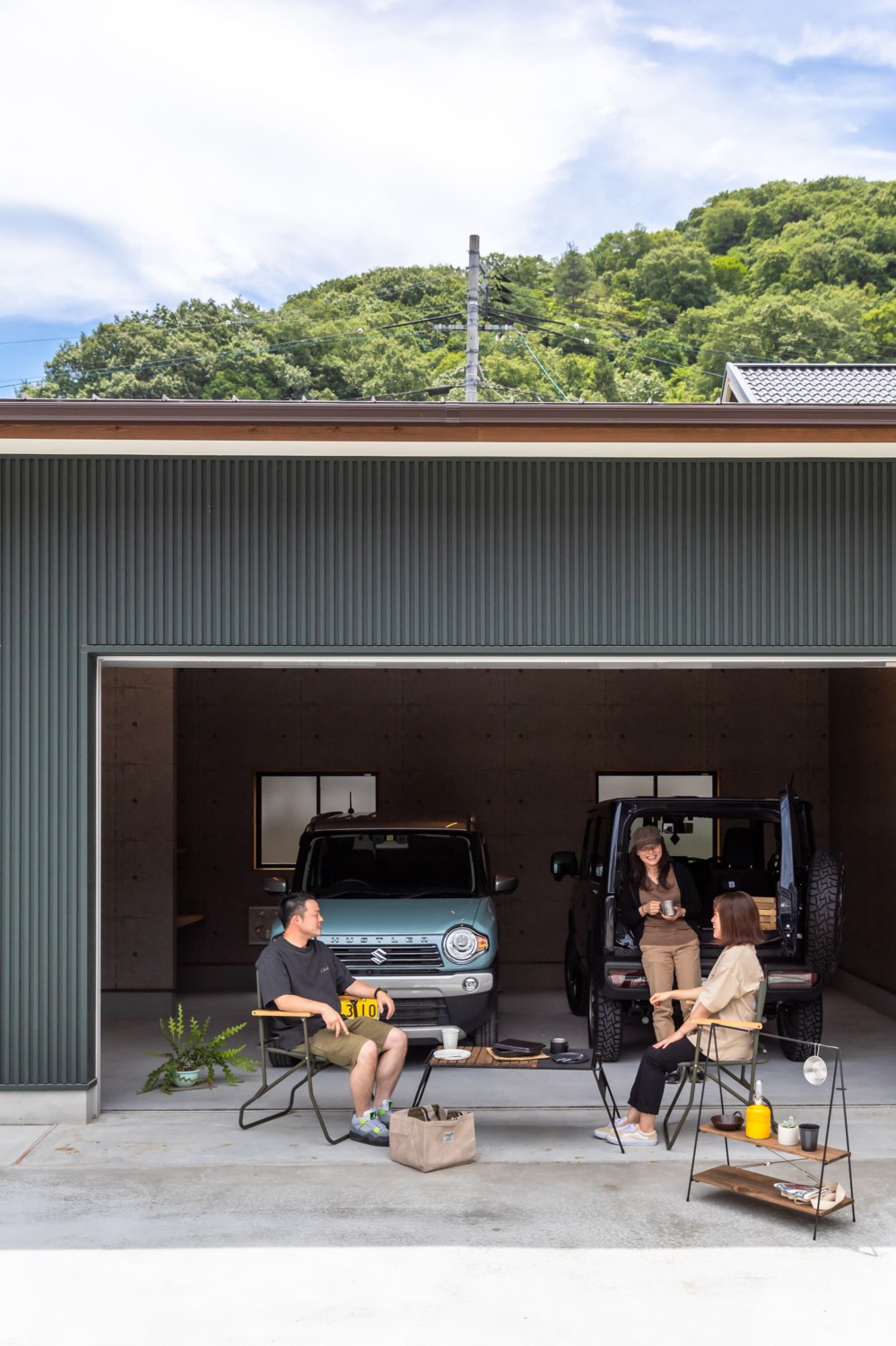 【新築戸建て】遊べる広々ガレージを併設。ご主人と奥様のお好みをバランスよくMIXしたウィリアムモリスデザインが映える家