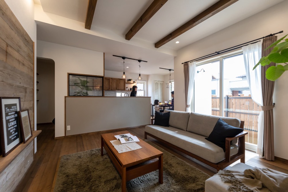 ビターブラウンが映える大人ナチュラルな家