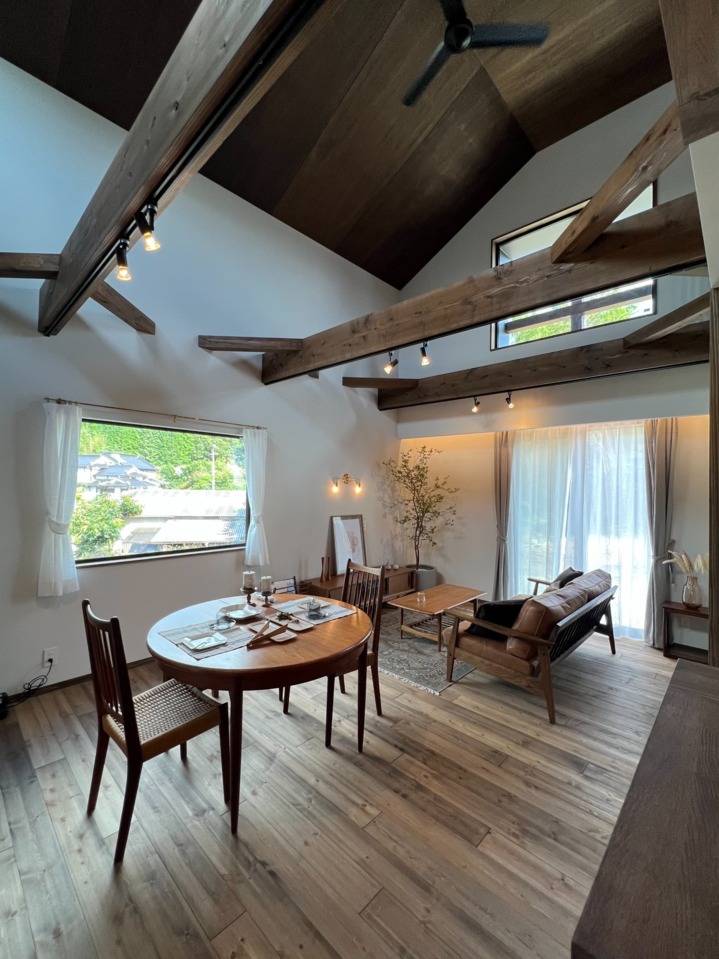 10月｜隠し扉とヌックのある三角屋根の家