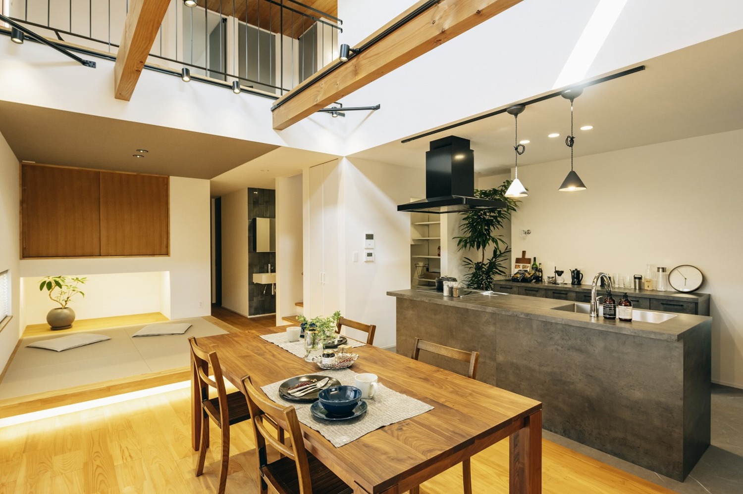 暮らしの真ん中にキッチンと吹き抜けがあるホテルライクな家 ゼストの写真集 倉敷市 注文住宅 工務店