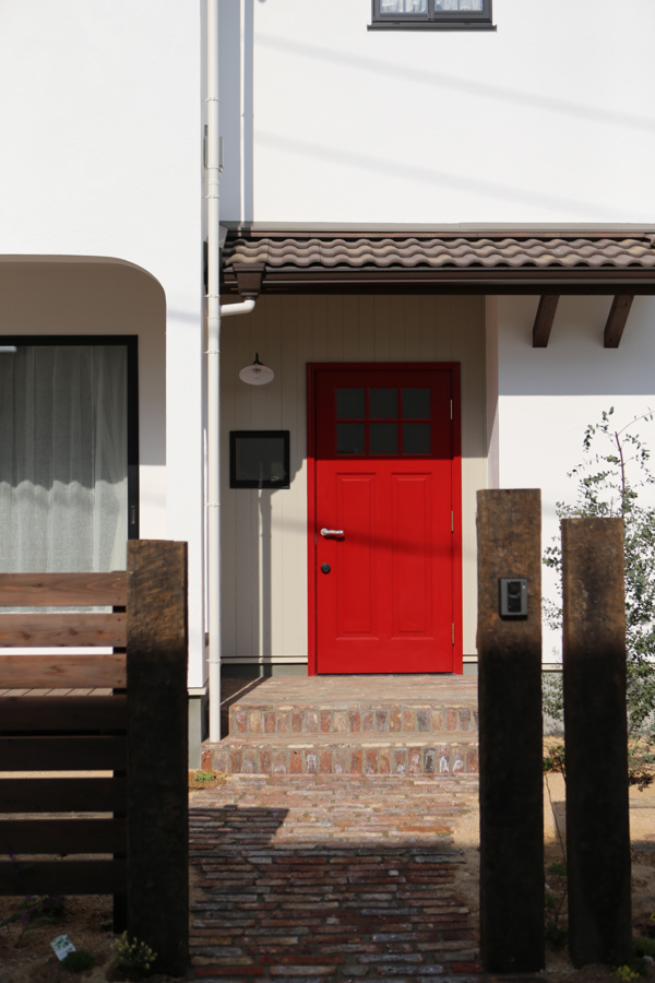 【キッチン横ダイニング】【吹抜け】【回遊動線】赤いドアが出迎える　フレンチカラーのお家