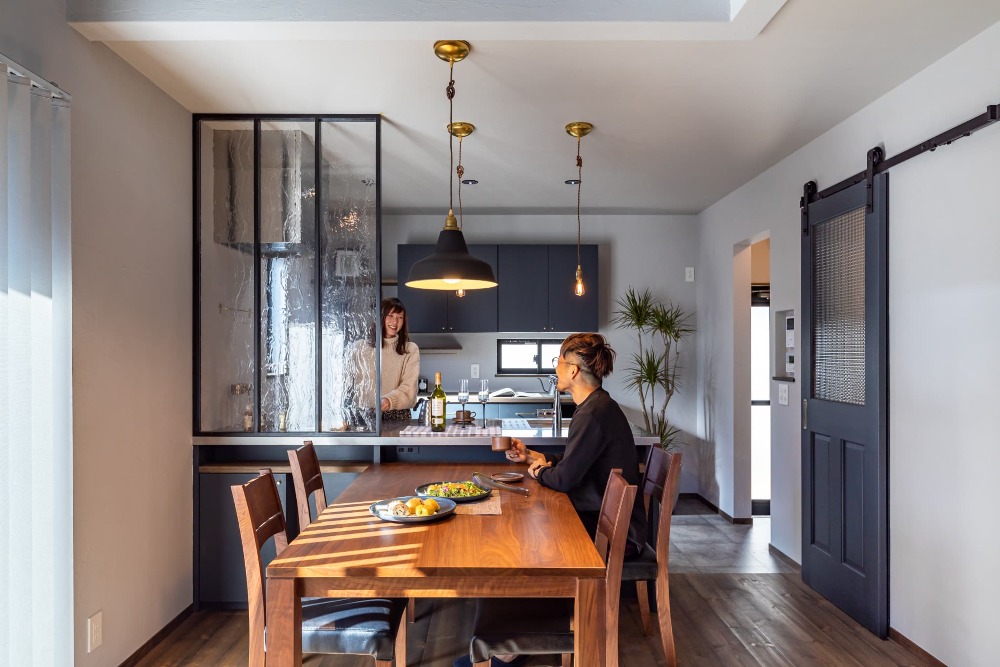 陰影が美しいデザイナーが住む家