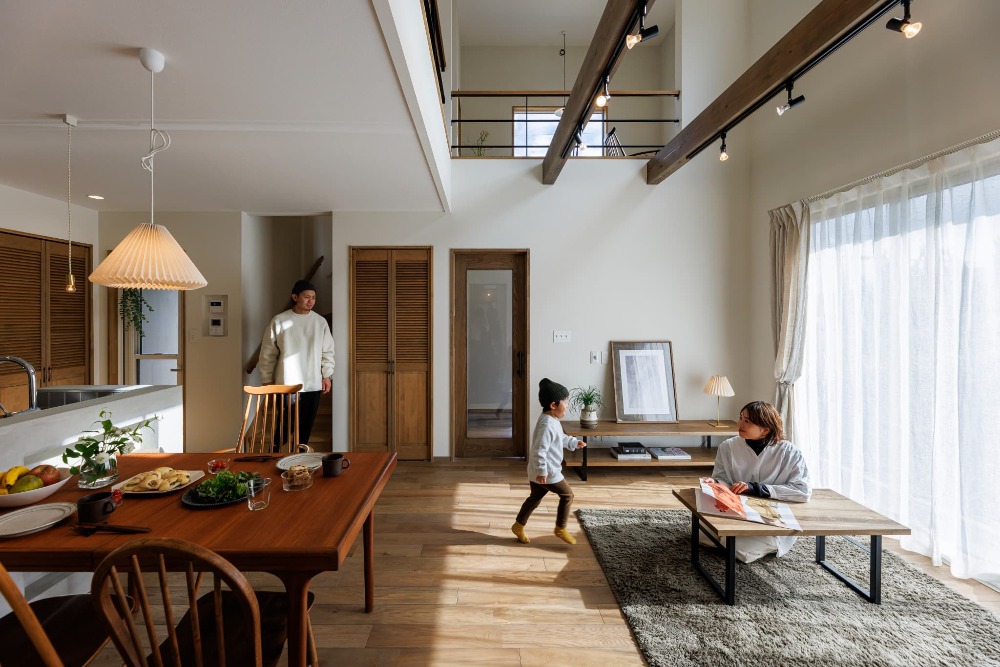 景色と暮らすスキップフロアのある家