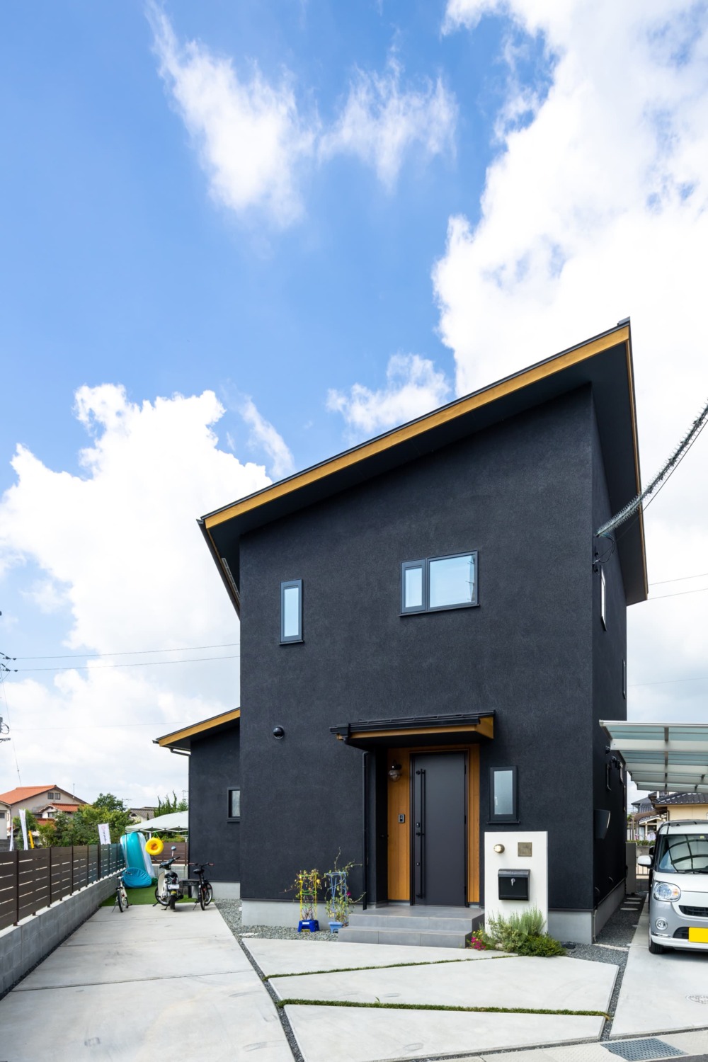 【新築戸建て】ブラックの塗り壁が個性を際立たせる変形地に建つスタイリッシュハウス