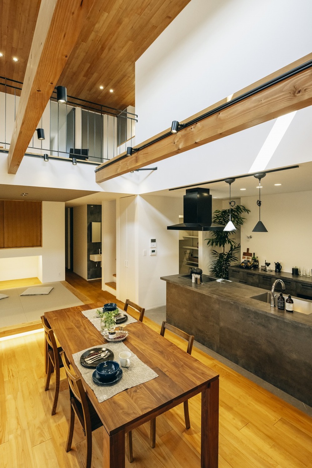 暮らしの真ん中にキッチンと吹き抜けがあるホテルライクな家 ゼストの写真集 倉敷市 注文住宅 工務店