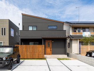 オレンジと黒が空に映える Natural Oak House