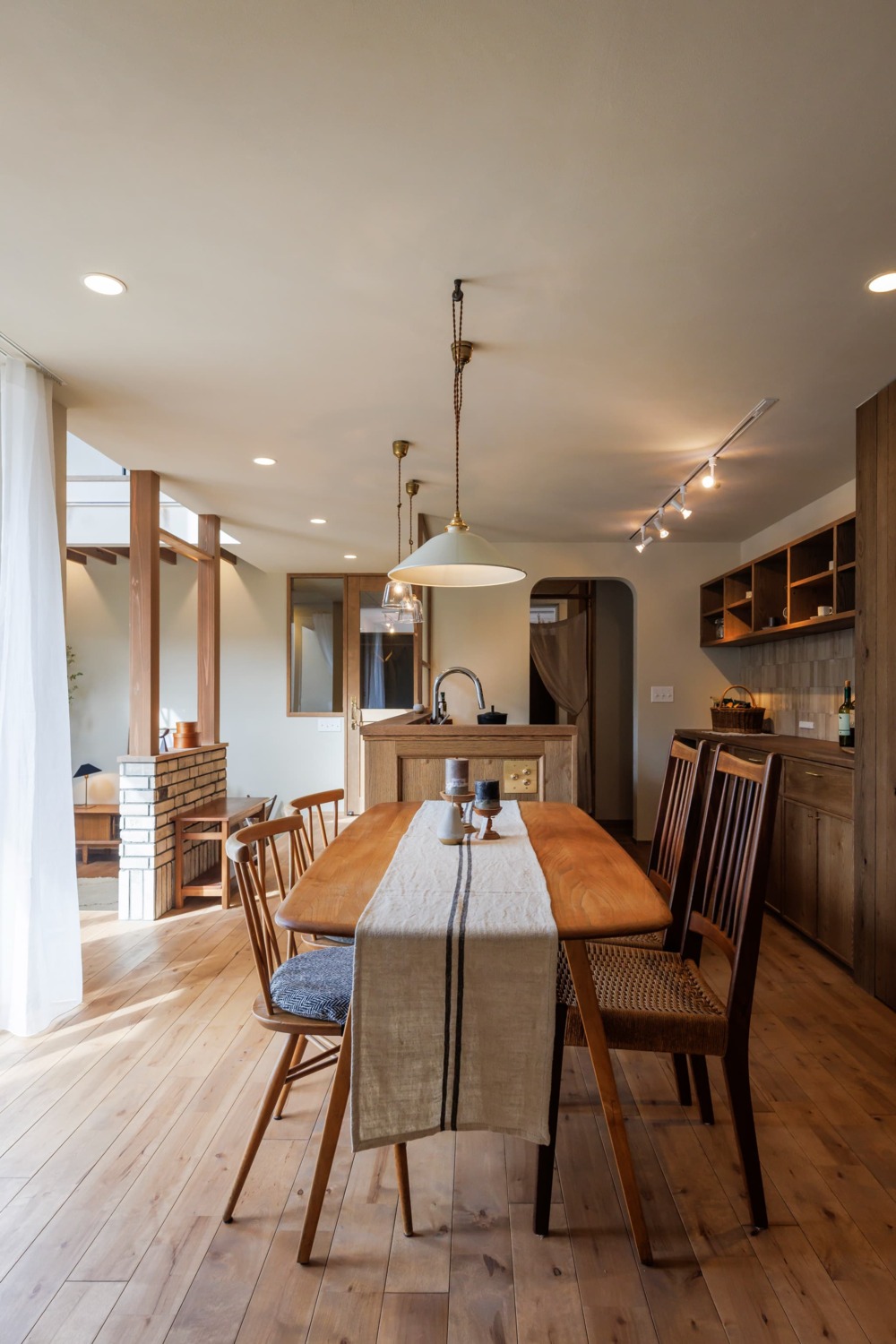 アンティークが溶け込む家