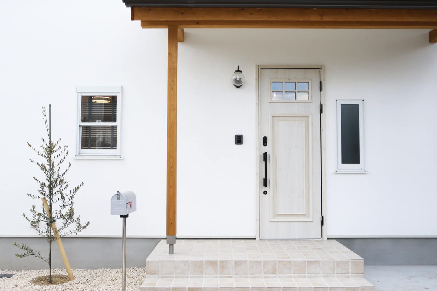 赤いギャッベとブルーのドアの北欧スタイルの家