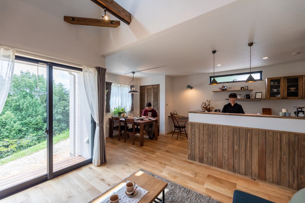 景色と共に暮らすバイクガレージのある家