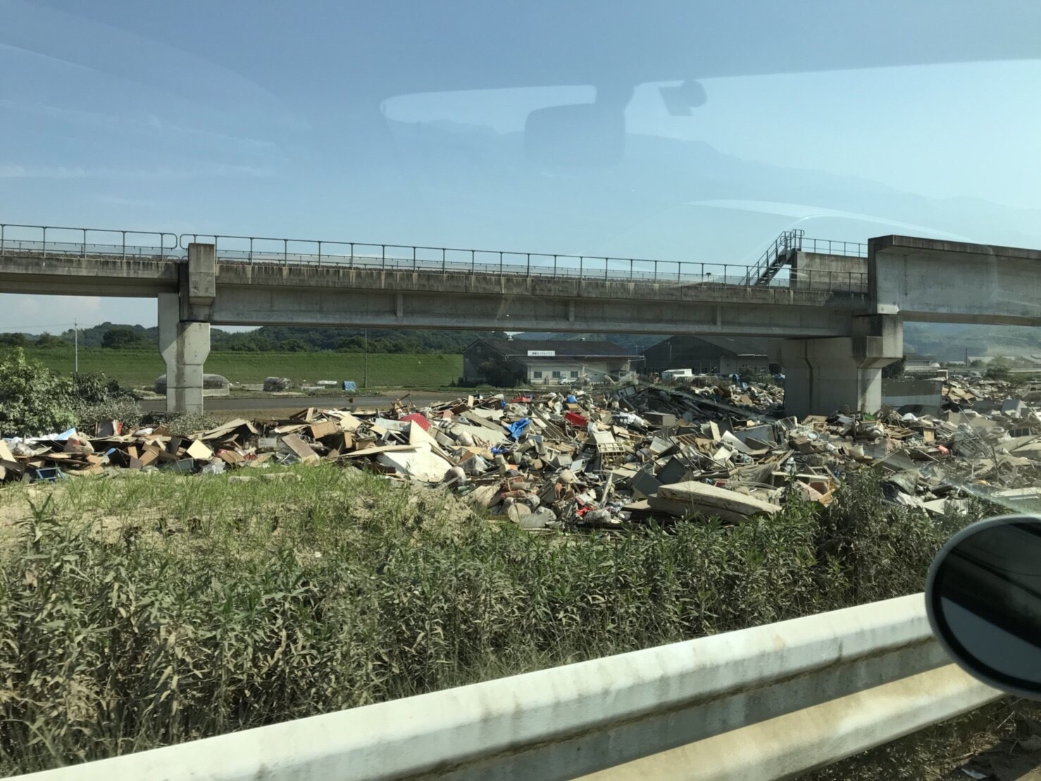 まだまだ積み上げられた水害で片づけられたものたち